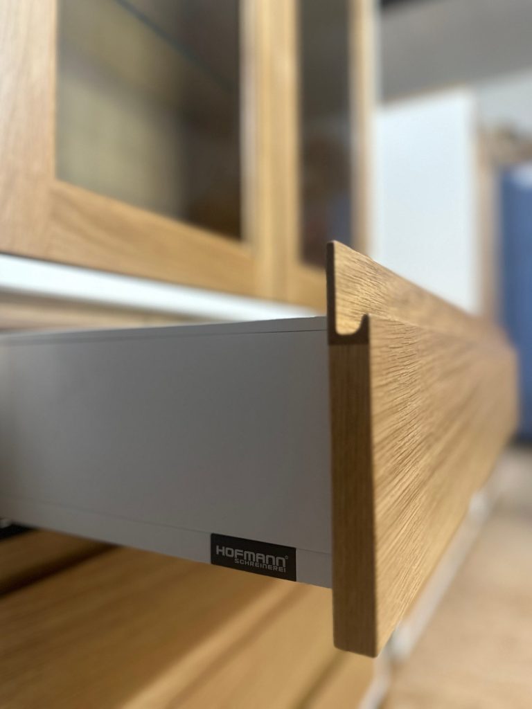 Schreinerei Hofmann Bamberg - Schubladen Schublade aus Holz mit einem modernen, minimalistischen Metallgriff.